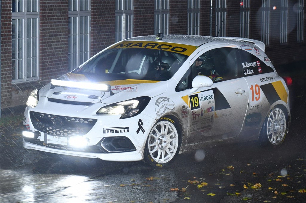Marco Gersager og Jeannette Kvick i deres Opel Corsa OPC på vej rundt på kaserneområdet i Viborg
(Foto: Morten Dam - autoMOTIV/specialpress)
